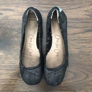 TOMS metallic ballet flats in Black and Silver